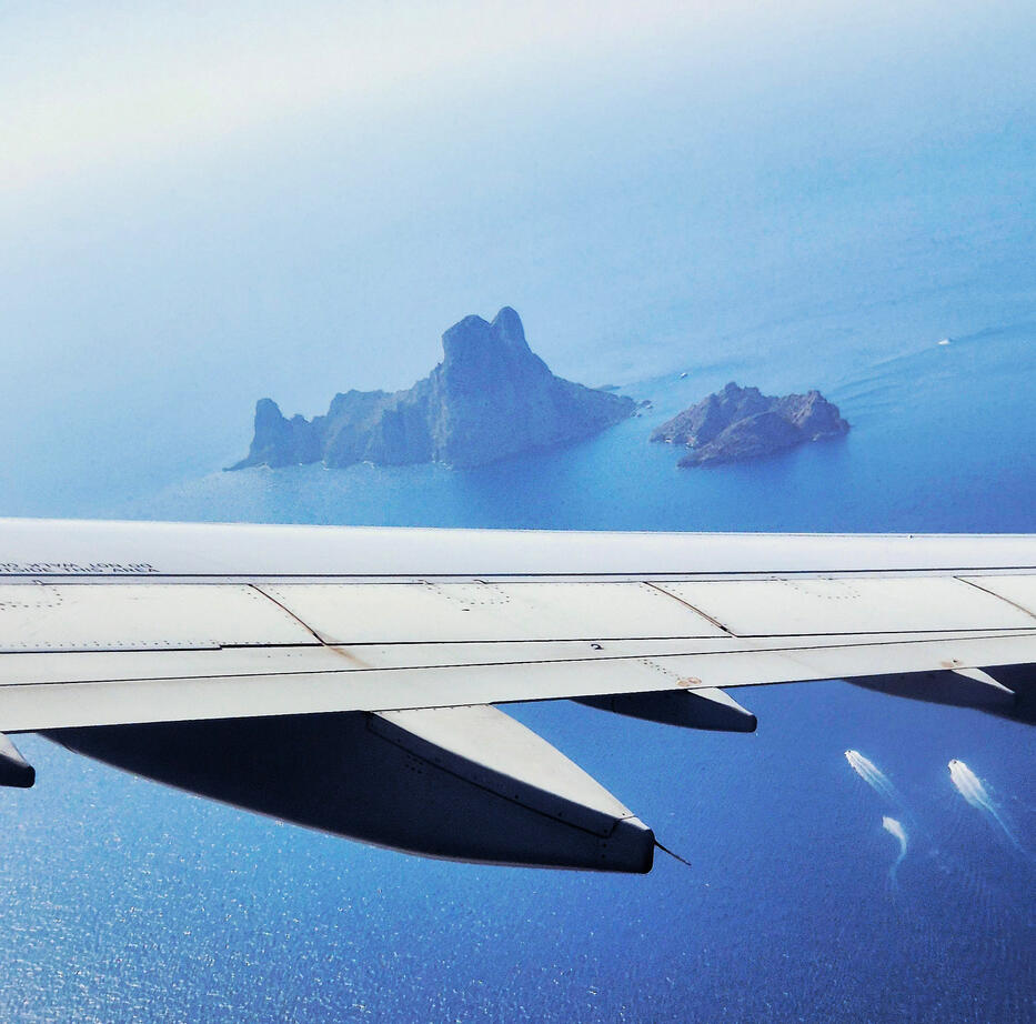 el punto mas magnetico de la tierra, es vedrà, el peñon mas famoso de ibiza, ahora lo puedes conocer desde un velero que navega en ibiza y formentera