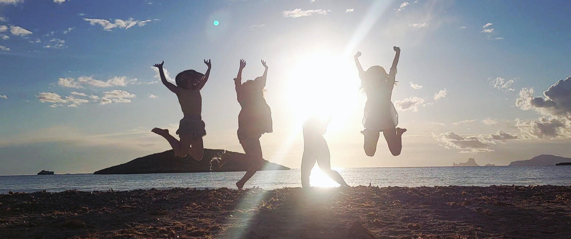 Disfrutando con amigas en Formentera de las mejores playas en un velero disfruta de forma consciente y responsable de las islas de ibiza y formentera respetando el entorno marino y protegiendo la posidonia oceánica con una capitana experta en sostenibilidad