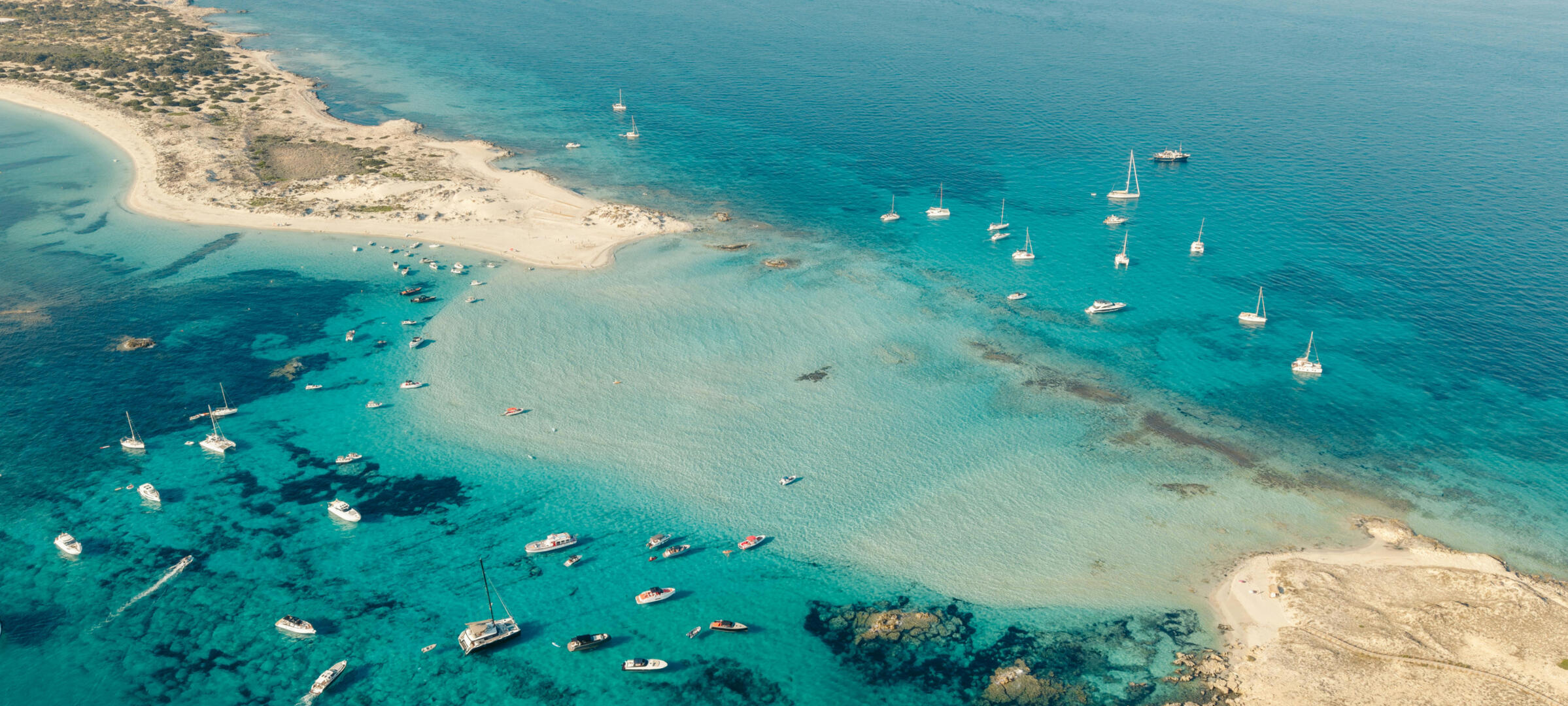 Descubre el paso, en la lengua de arena al final de la playa de illetes en Formentera, un lugar único al que podrás accedes desde el barco Paradise, tu refugio en medio del mar mediterráneo que te lleva a descubrir los rincones más mágicos de las islas de