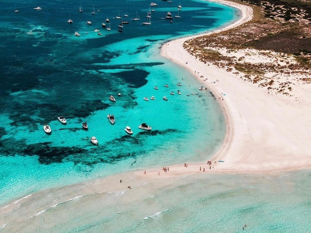 Las mejores calas de Ibiza y Formentera desde un barco visita las mejores calas y playas desiertas sin gente a bordo de un velero consciente con navegación eco-friendly y meditación a bordo