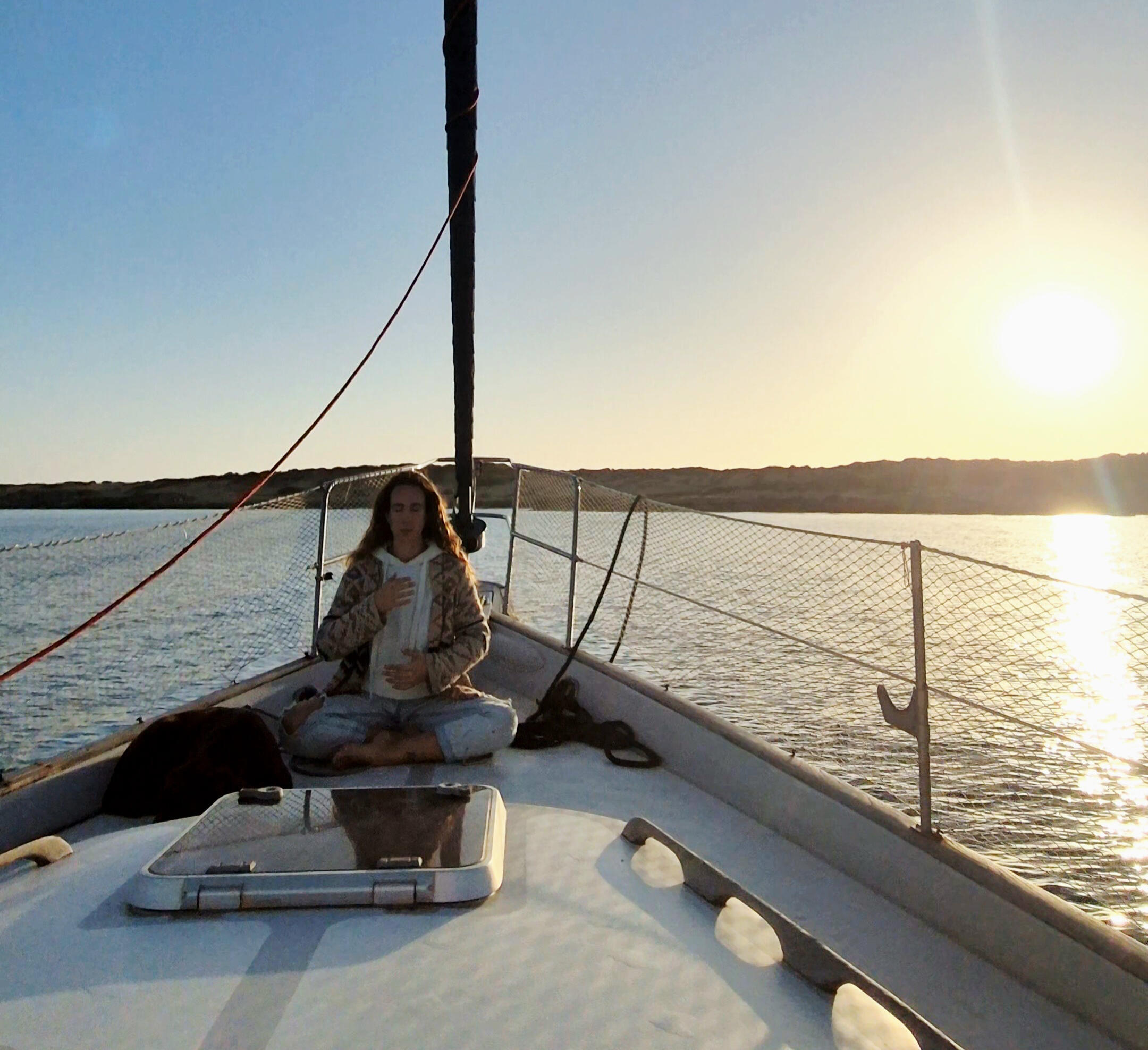 meditaciones grupales guiadas y sesiones de pranayama y breathwork en el velero paradise, un velero sostenible que navega entre ibiza y formentera disponible para el alquiler y la creación de retiros personalizados para grupos pequeños de hasta seis person