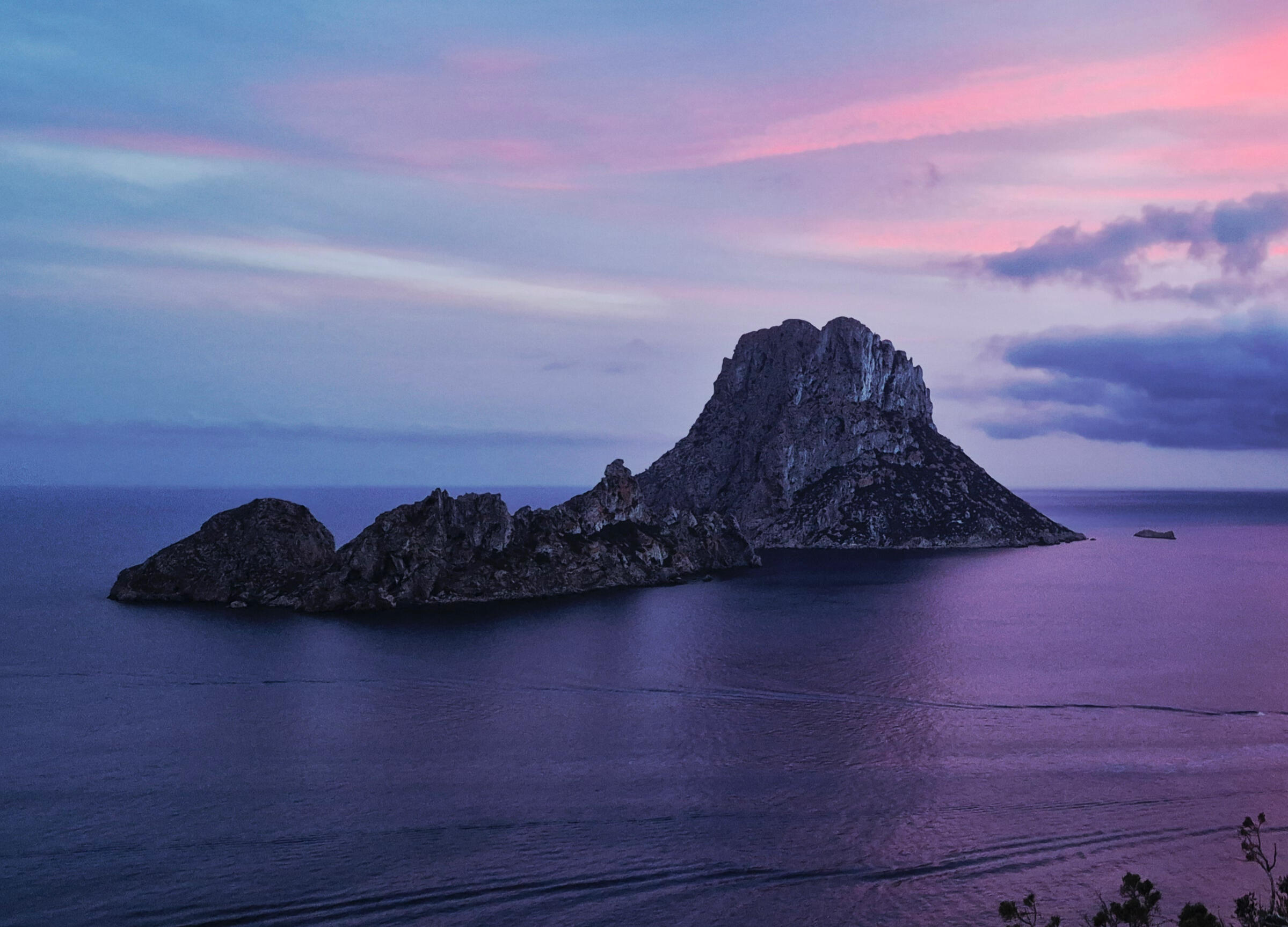 el punto mas magnetico de la tierra esta en ibiza y en el velero paradise te llevamos a meditar a los pies del peñon para que recibas sus códigos mágicos a traves de una meditacion guiada
