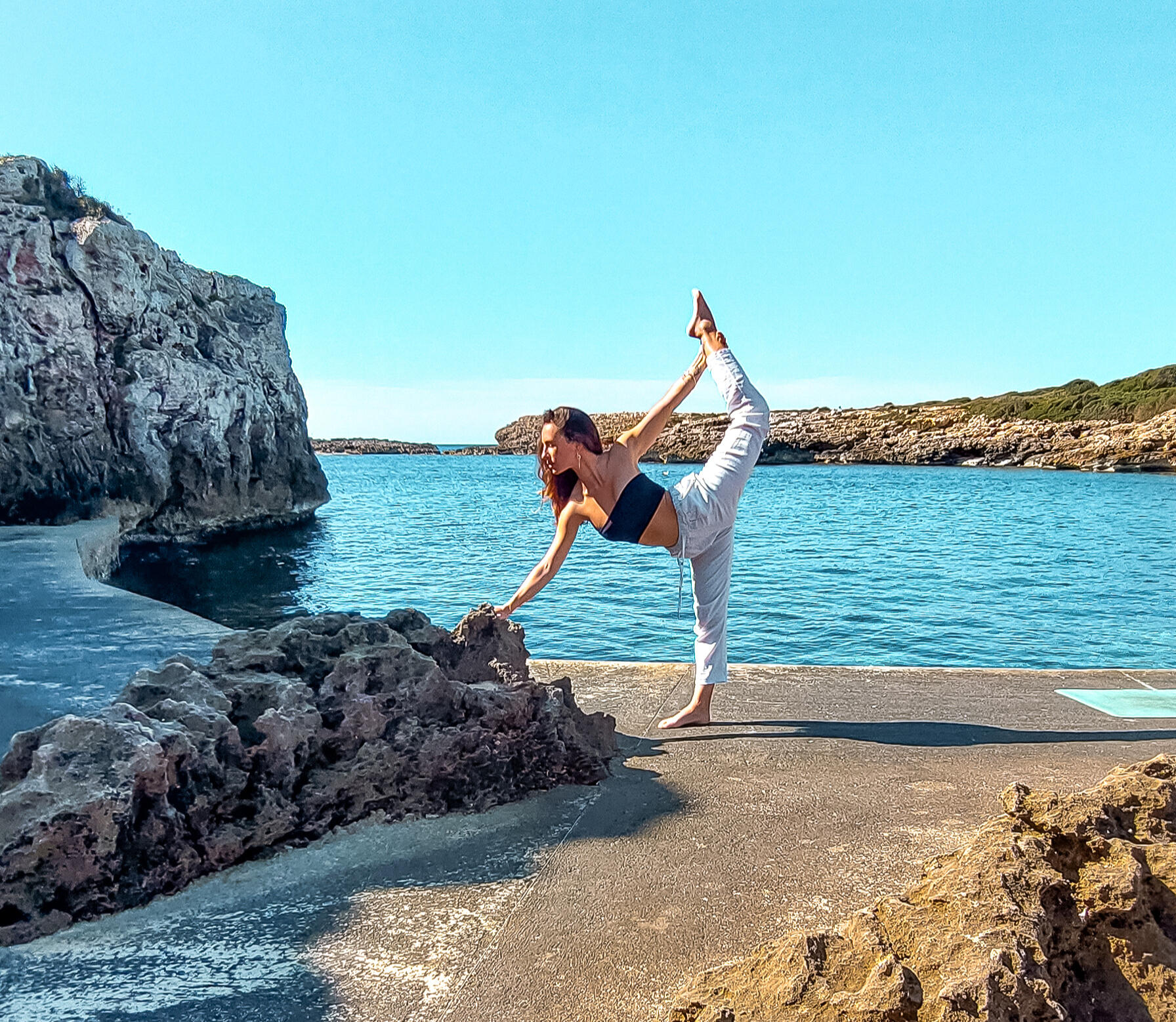 actividad incluida en el alquiler del velero paradise con navegación consciente y sostenible y actividades de movimiento consciente como el yoga y el Taichi.