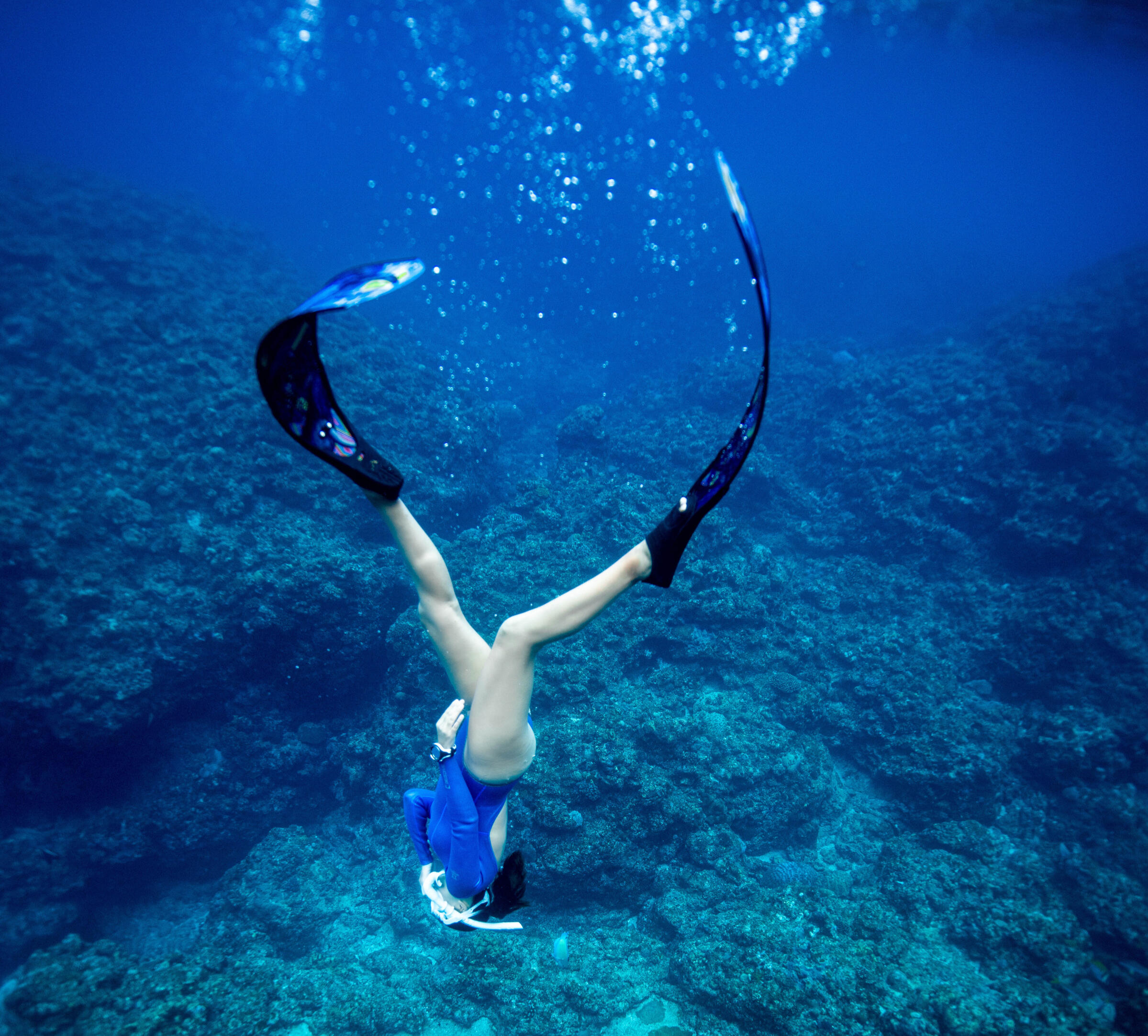 buceo en apnea y snorkeling en ibiza y formentera aprende los principios básicos de la apnea en el velero paradise y practica tus inmersiones desde la cadena de proa bajando hasta el ancla para un turismo sostenible en las islas baleares con consciencia y respiraciones profundas