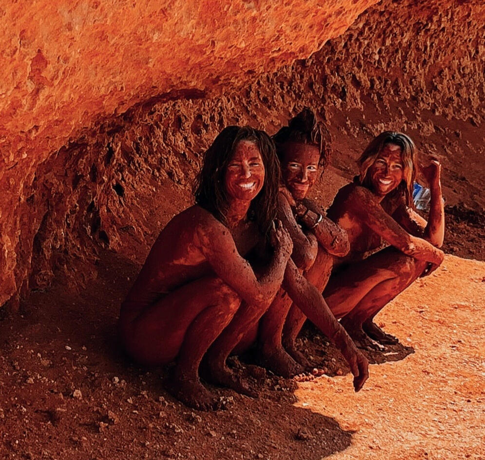 ritual de arcilla salvaje roja en formentera, mezclando elementos como el agua del mar y la tierra roja de la isla para intenciónar una muda de piel y traer nuevos propósitos y nuevas energías. Este verano vive unas vacaciones mágicas con misticismo y crec
