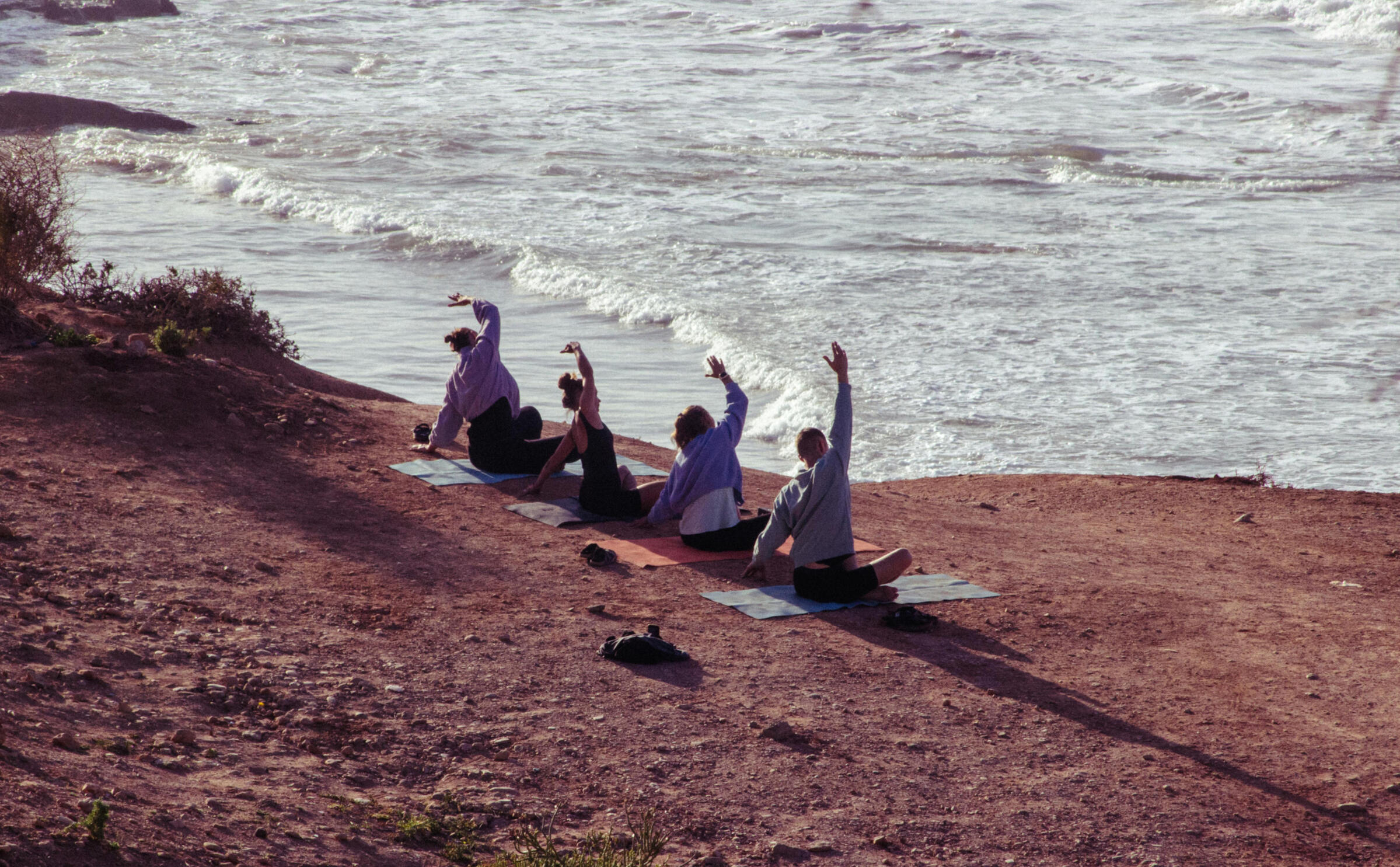 Yoga gratis en la playa en Ibiza y Formentera incluido en la experiencia de navegar a bordo del velero Paradise Practicas de yoga, meditación, Taichi y mindfulness incluidas en el alquiler del velero Paradise para charter náutico en las islas baleares, una forma consciente y respetuosa de viajar este verano