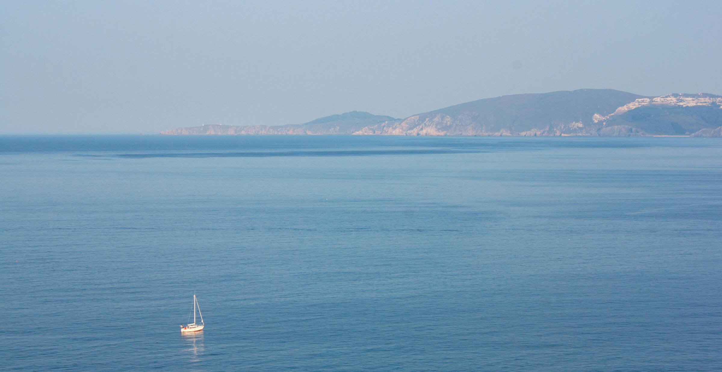 navegando de ibiza a formentera en un velero navegar cómodamente en un barco seguro y estable desde ibiza o formentera en un barco eco-friendly descubriendo las mejores playas y cuevas submarinas con muchas actividades incluidas que respetan la naturaleza y el comercio y cultura local.