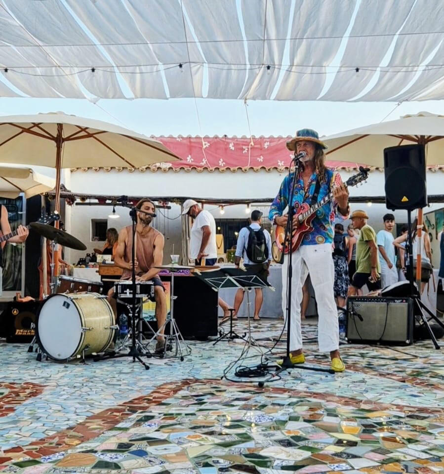 musica en directa en el mercado de la mola en Formentera visita los mejores mercadillos hippies de Ibiza y Formentera a bordo del velero paradise para descubrir la auténtica vida isleña