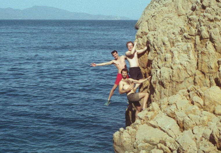 psicobloc y escalada en ibiza y formentera unas vacaciones de navegación a vela y escalada en los mejores spots de ibiza y formentera para hacer psicobloc o escalada